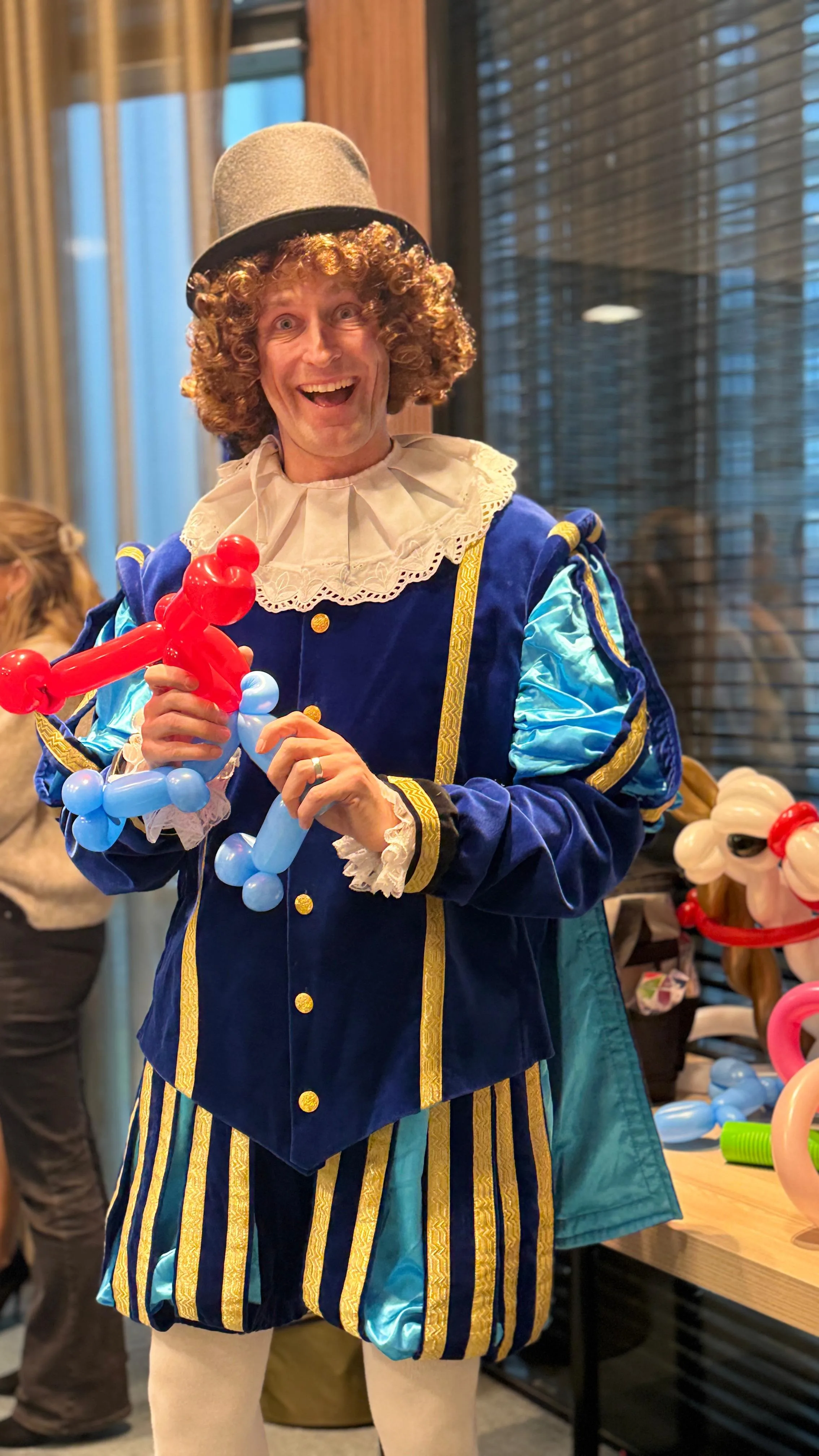 Hocus Pocus Piet entertainer met ballonfiguur tijdens Sinterklaasfeest