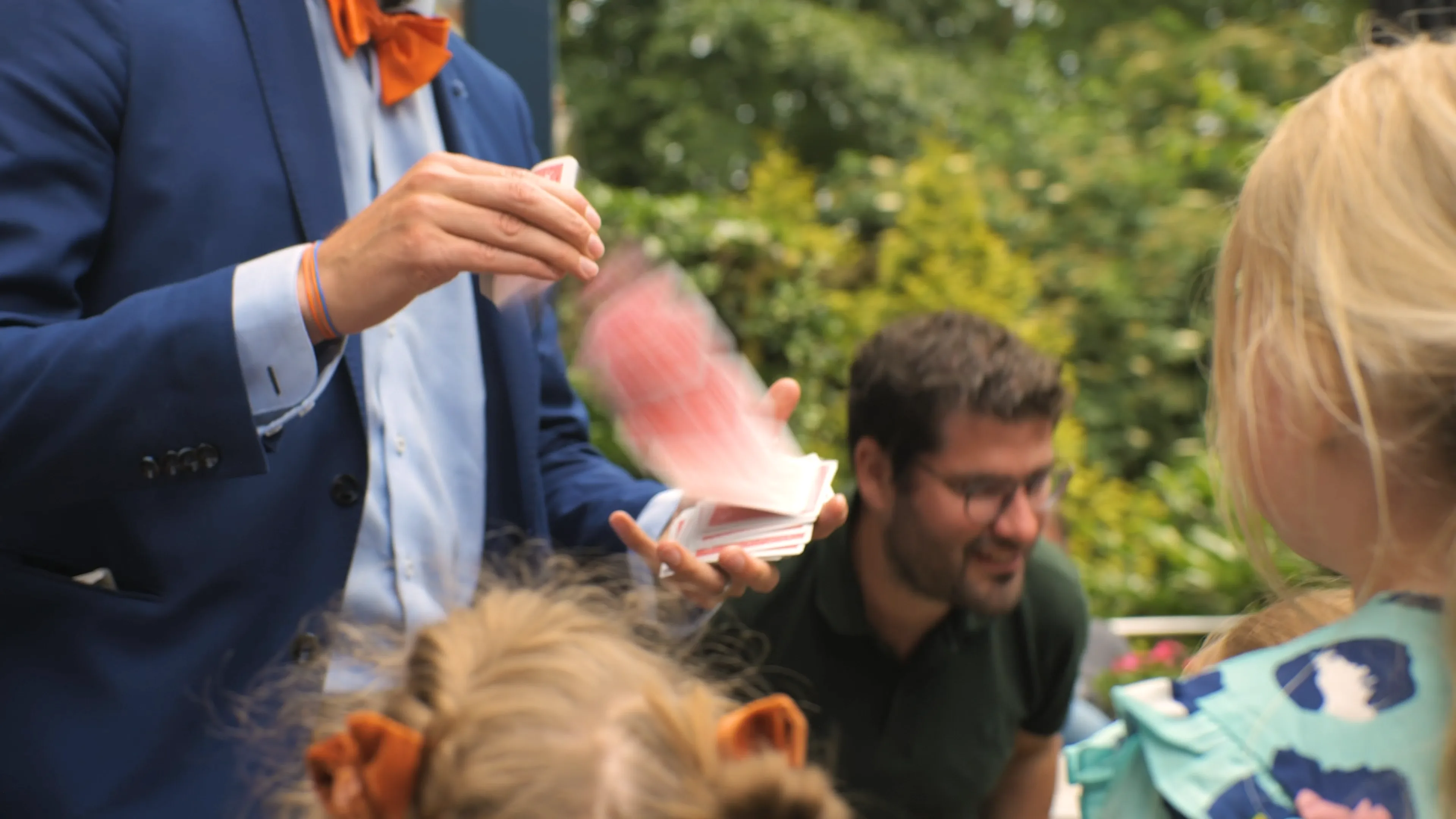Goochelaar Teun Rookus met kaarttruc - publiek lacht tijdens close-up magic