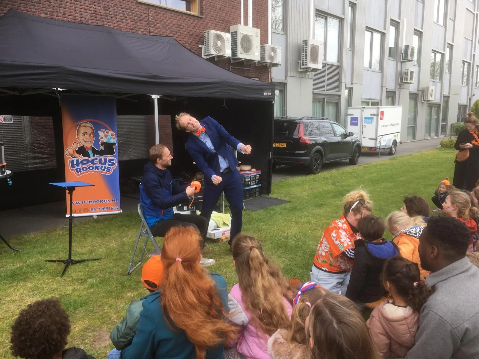 Kind doet mee aan goocheltruc op podium bij Hocus Rookus goochelshow