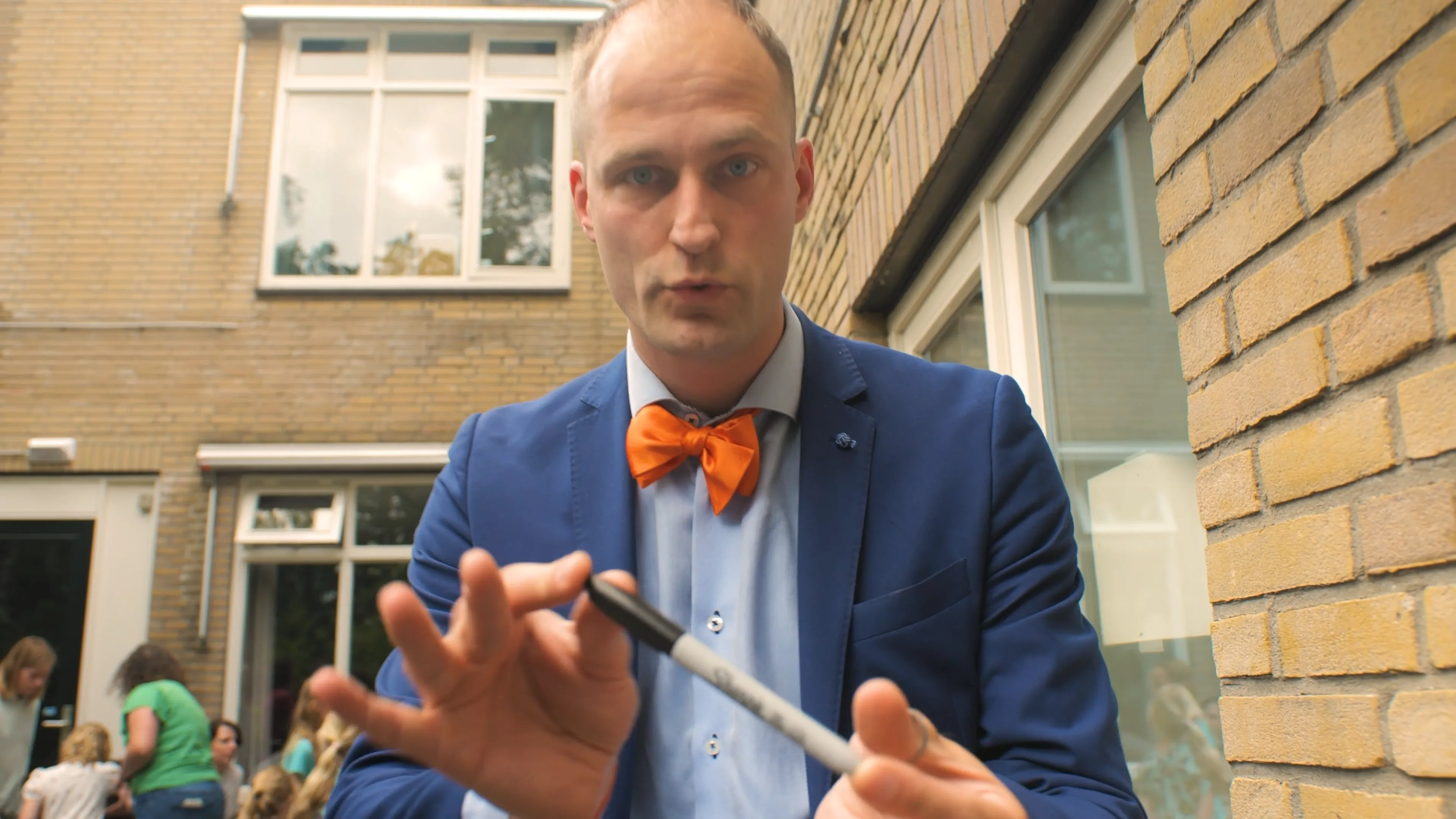 Goochelaar Teun Rookus van Hocus Rookus met zweving pen goocheltruc